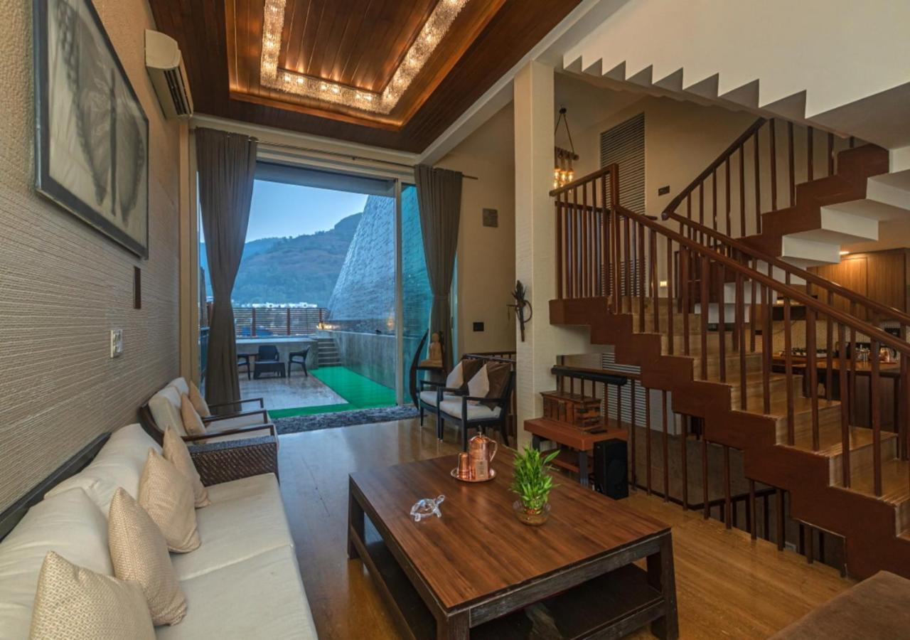 Saffronstays Urja, Lonavala - Private Villa With 2 Pools, Spa Room, Private Elevator & Waterfall Экстерьер фото